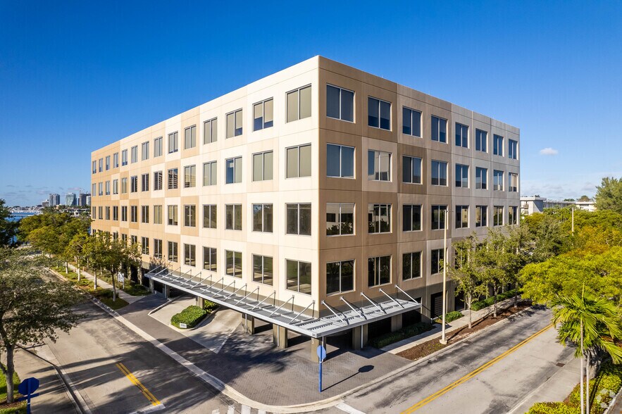 3683 S Miami Ave, Miami, FL à louer - Photo du bâtiment - Image 1 de 39