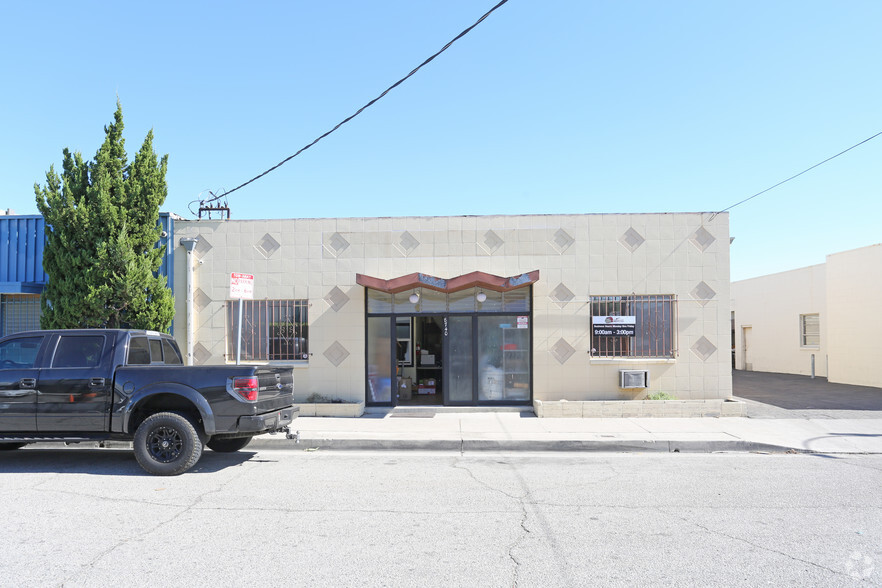 8740 Remmet Ave, Canoga Park, CA for lease - Building Photo - Image 3 of 5