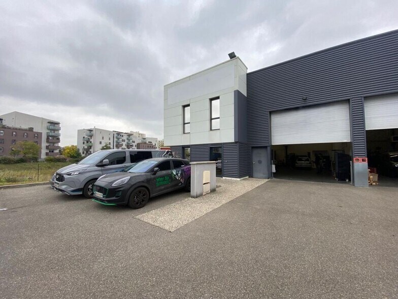 Flex in Saint-Fons for sale - Building Photo - Image 1 of 6