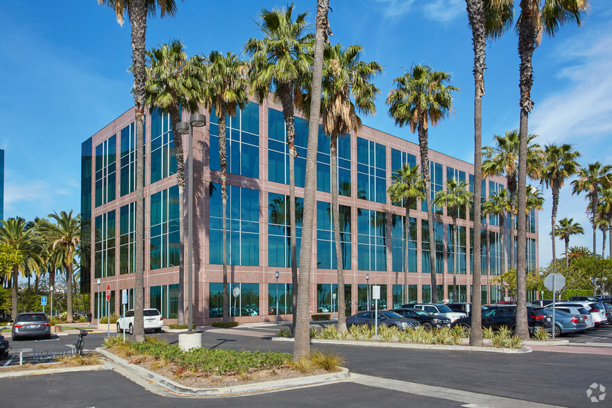 3840 Kilroy Airport Way, Long Beach, CA for lease - Building Photo - Image 1 of 8