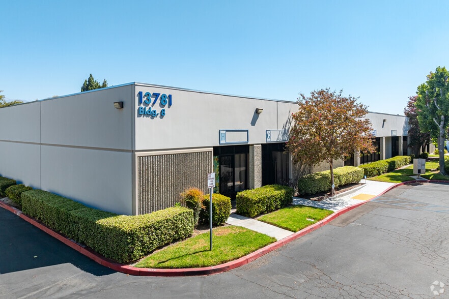 13781 Roswell Ave, Chino, CA for lease - Primary Photo - Image 1 of 4