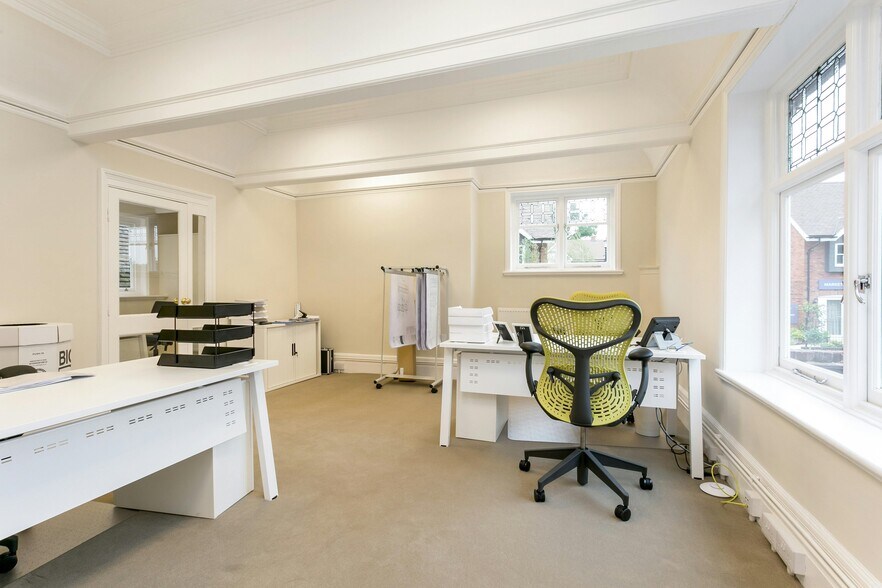 Amersham Rd, High Wycombe à louer - Photo du bâtiment - Image 2 de 9