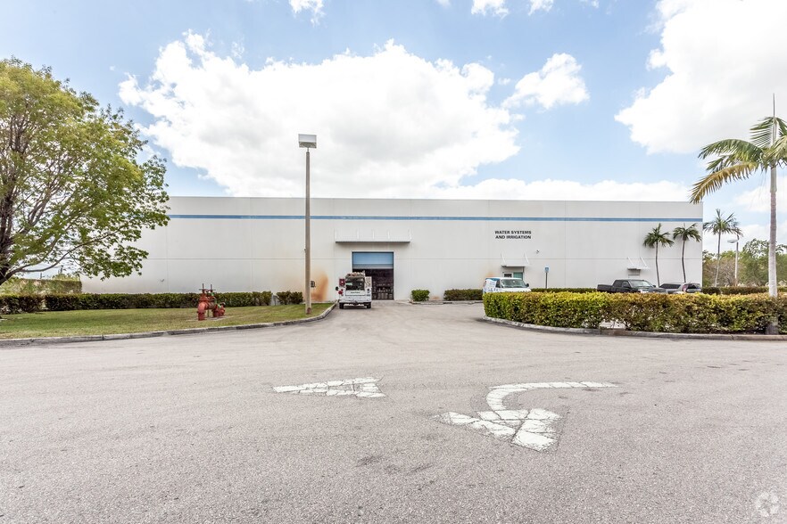 10810 NW 92nd Ter, Miami, FL à louer - Photo du bâtiment - Image 2 de 4