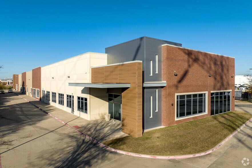 6300 Communications Pky, Plano, TX à louer - Photo du bâtiment - Image 1 de 6