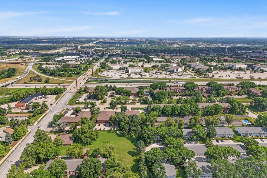 4920 Pleasant St, West Des Moines, IA à louer - Photo du bâtiment - Image 3 de 14