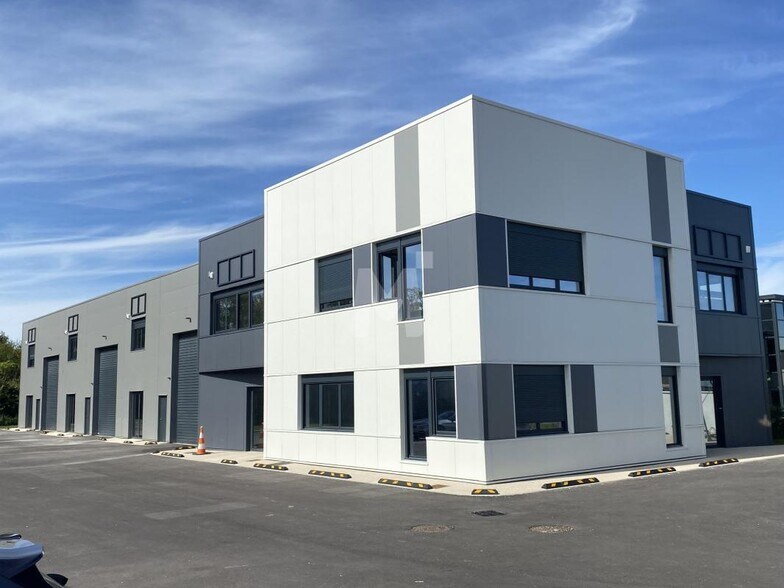 Flex in Saint-Pierre-du-Perray for sale - Building Photo - Image 1 of 5