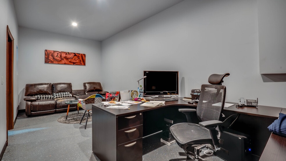 3232 E Olympic Blvd, Los Angeles, CA for lease - Interior Photo - Image 3 of 38