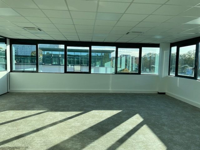 Office in Villeneuve-la-Garenne for lease - Building Photo - Image 3 of 10