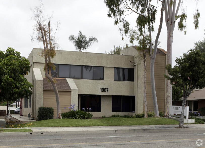 1007 E Chapman Ave, Fullerton, CA for lease - Primary Photo - Image 1 of 13