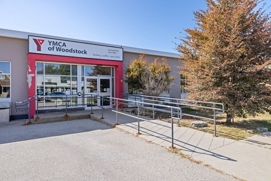 808 Dundas St, Woodstock, ON à vendre - Photo principale - Image 1 de 3