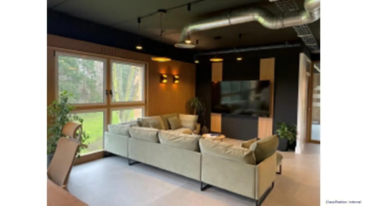 1-9 Rue Michael Faraday, Montigny-le-Bretonneux for lease Interior Photo- Image 1 of 3