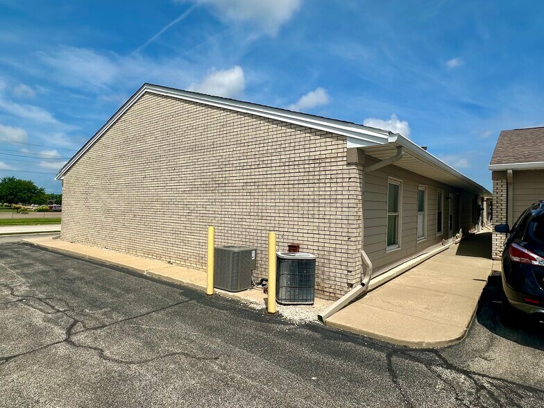 202 S Eldorado Rd, Bloomington, IL à louer - Photo du bâtiment - Image 3 de 15