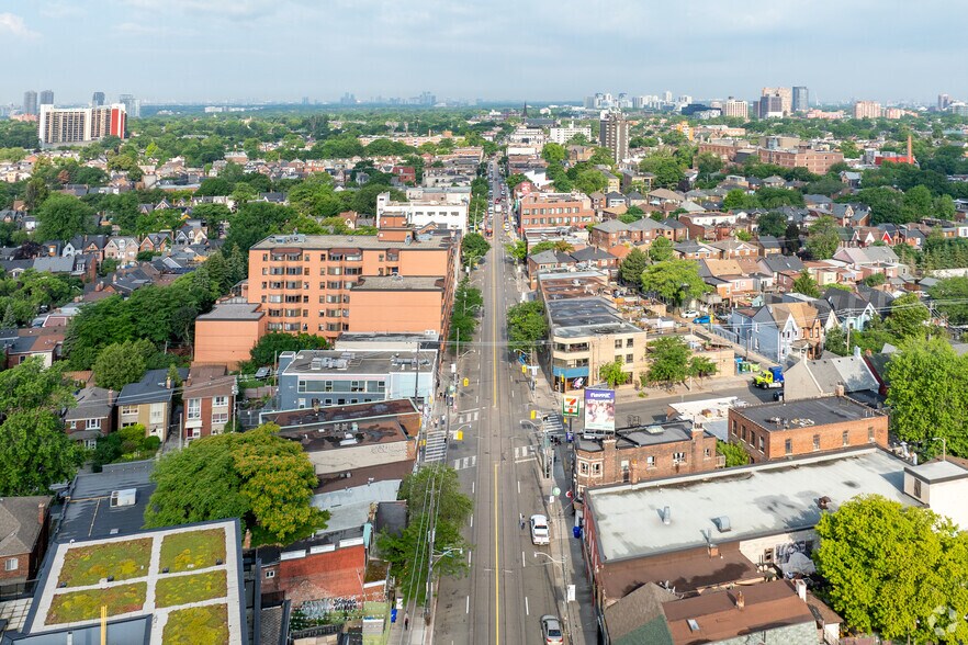 1305 Dundas St W, Toronto, ON à louer - Aérien - Image 2 de 9