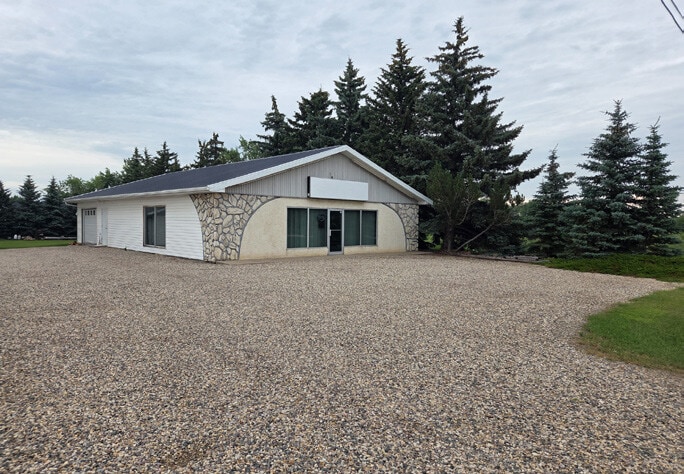 1409 1st Avenue NW, Weyburn, SK for lease - Building Photo - Image 3 of 7