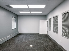 340-390 Saskatoon St, London, ON à louer Photo intérieure- Image 2 de 2