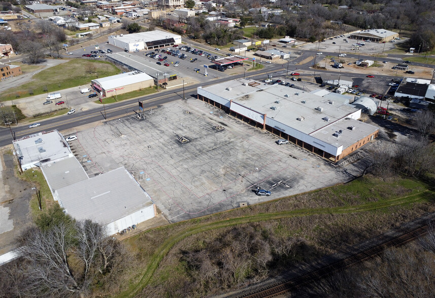 315-330 E Spring St, Palestine, TX for lease - Building Photo - Image 1 of 29