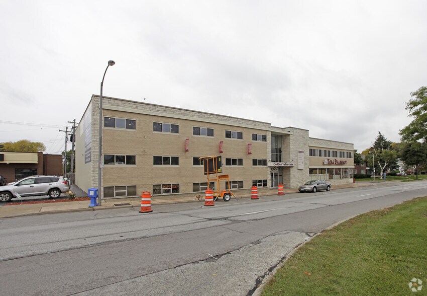 9235 W Capitol Dr, Milwaukee, WI à louer - Photo du bâtiment - Image 2 de 5