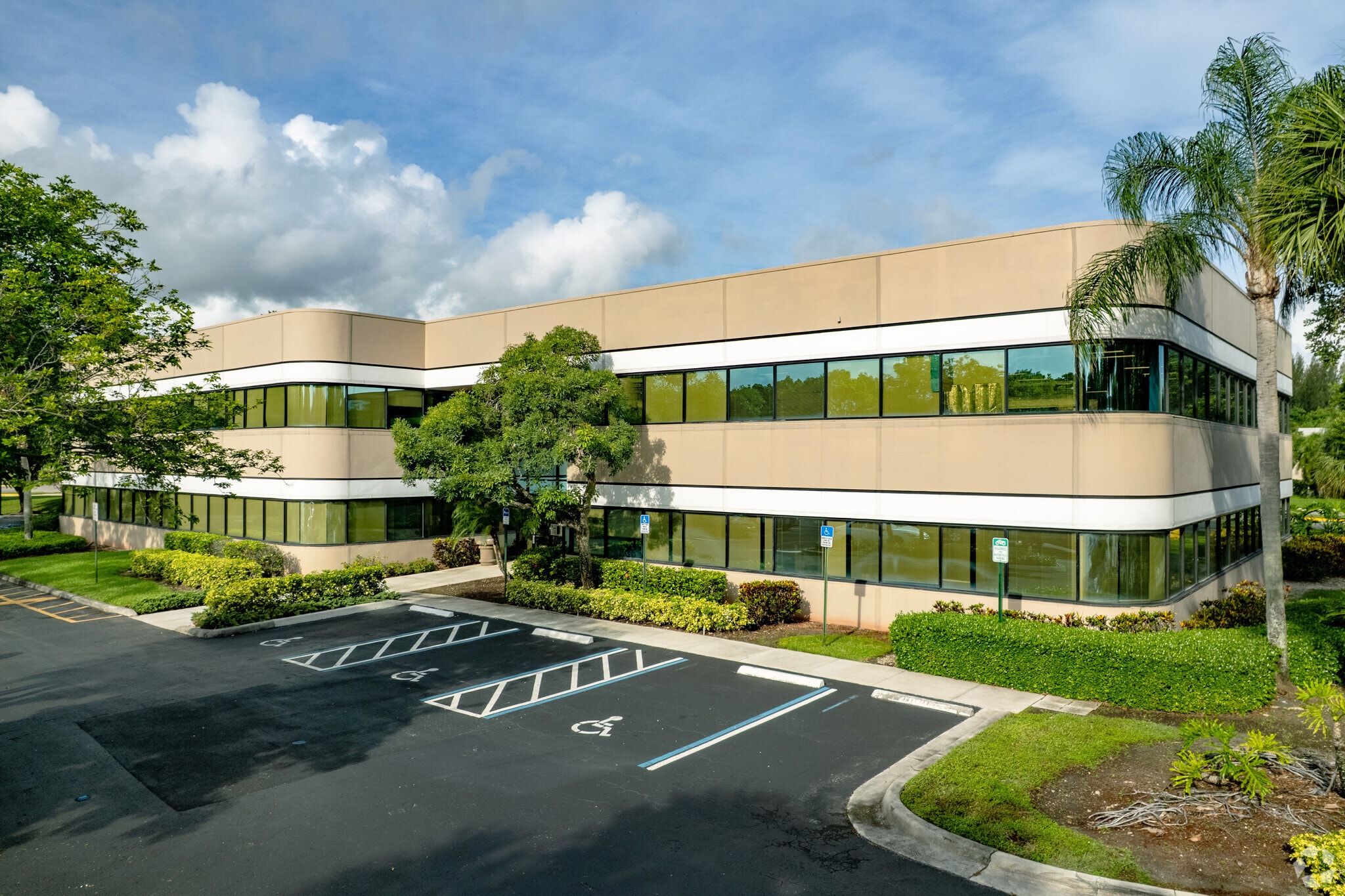 480 Sawgrass Corporate Pky, Sunrise, FL for lease Primary Photo- Image 1 of 8