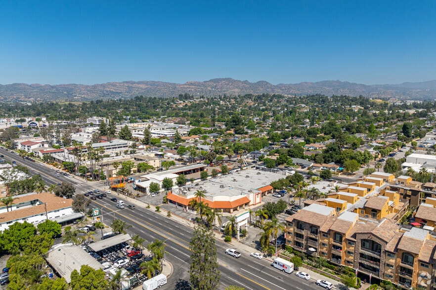 21555-21627 Roscoe Blvd, Canoga Park, CA for lease - Building Photo - Image 3 of 4