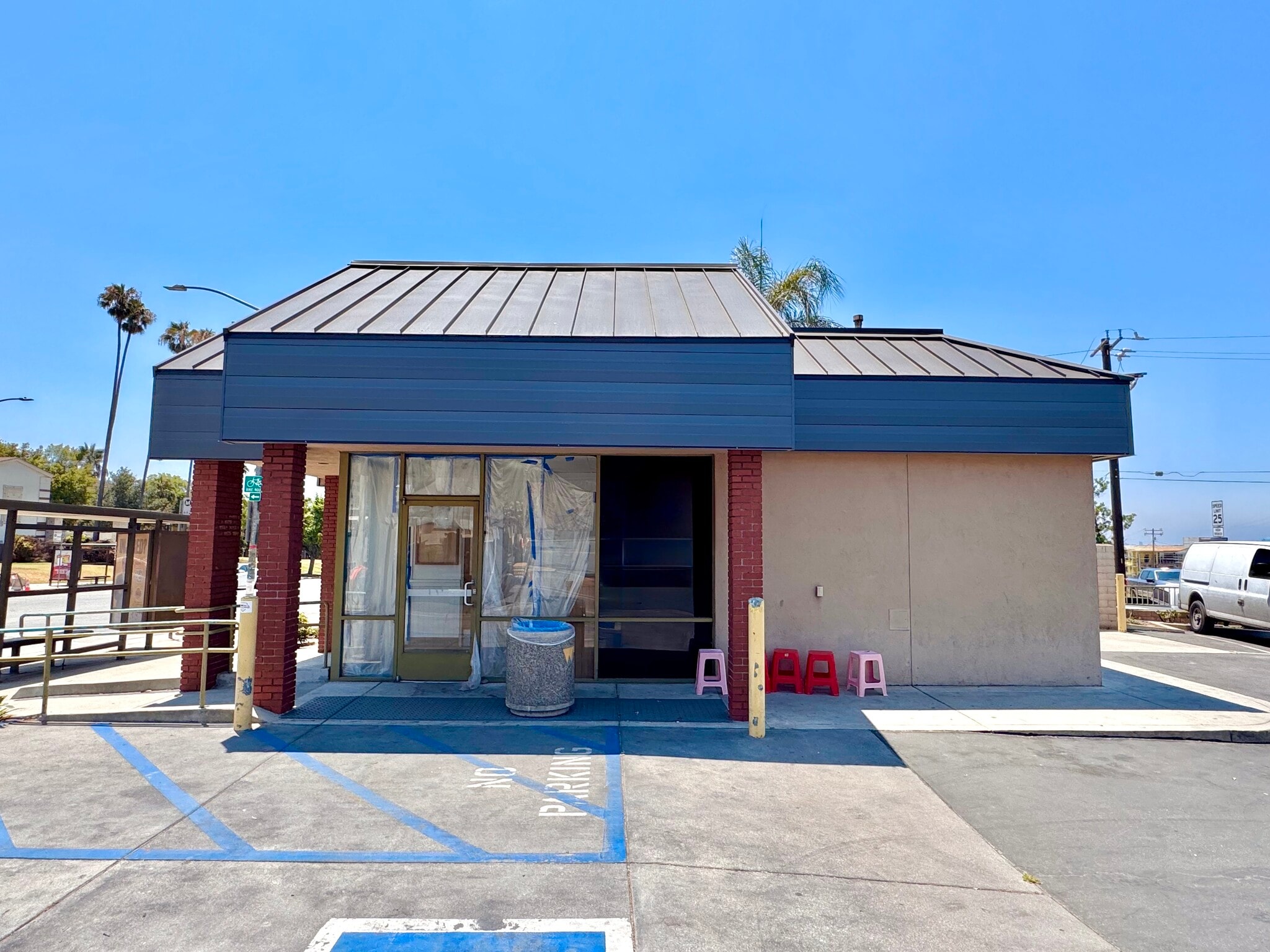 2211 Lake Ave, Altadena, CA for lease Interior Photo- Image 1 of 6