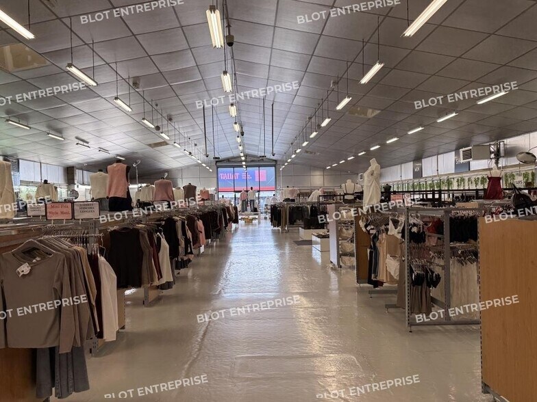 Flex in Rennes for lease - Interior Photo - Image 2 of 5