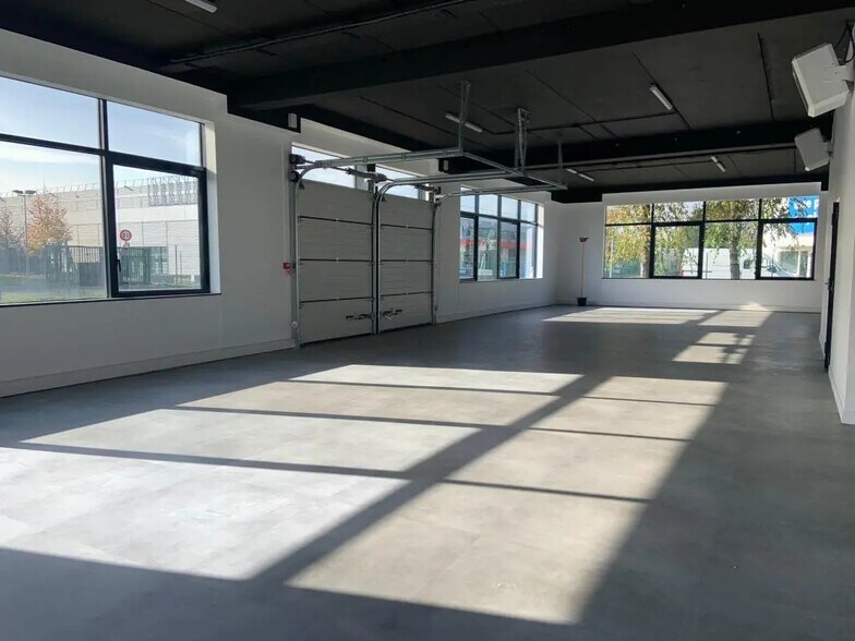 Flex in Trappes for lease - Interior Photo - Image 1 of 8