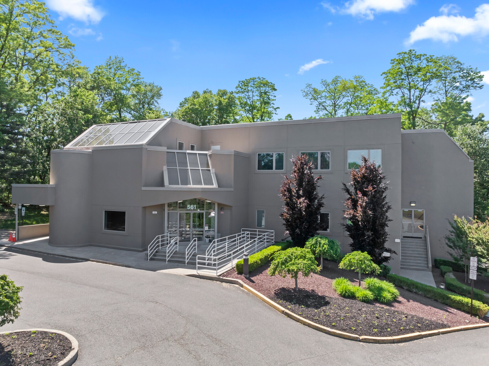 561 Cranbury Rd, East Brunswick, NJ à vendre Photo du bâtiment- Image 1 de 20