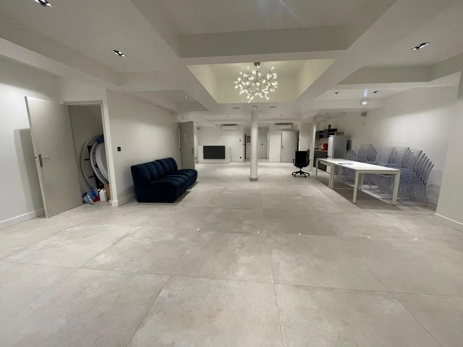 Retail in Paris for lease Interior Photo- Image 1 of 5
