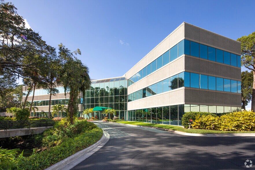 5405 Cypress Center Dr, Tampa, FL à louer - Photo du bâtiment - Image 2 de 20