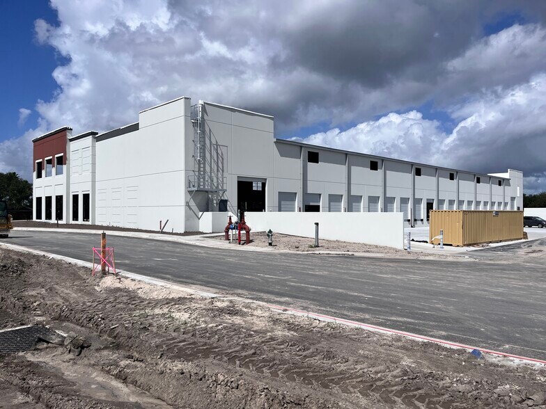 603 Hennis Rd, Winter Garden, FL à louer - Photo du bâtiment - Image 3 de 6