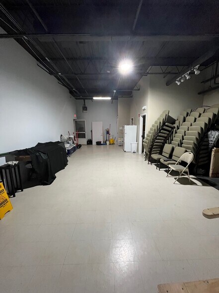 565 Chickering Rd, North Andover, MA à vendre - Photo du bâtiment - Image 3 de 10