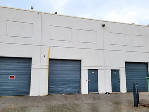 5589 Byrne Rd, Burnaby, BC à louer Photo intérieure- Image 2 de 2