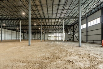 8100 Rue Armand-Viau, Québec, QC à louer Photo du bâtiment- Image 2 de 3