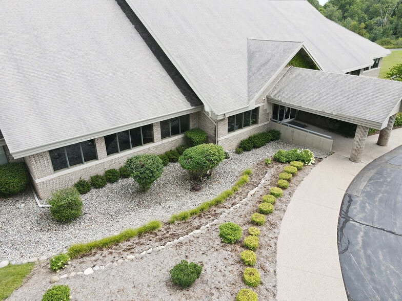 1044 Eastbury Dr, Lansing, MI à vendre - Photo du bâtiment - Image 3 de 5