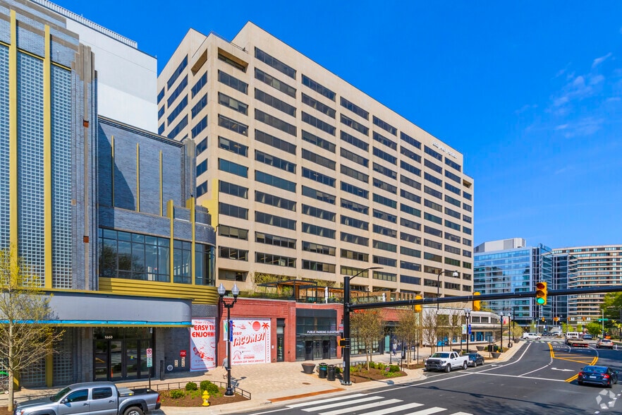 1550 Crystal Dr, Arlington, VA à louer - Photo du bâtiment - Image 2 de 7