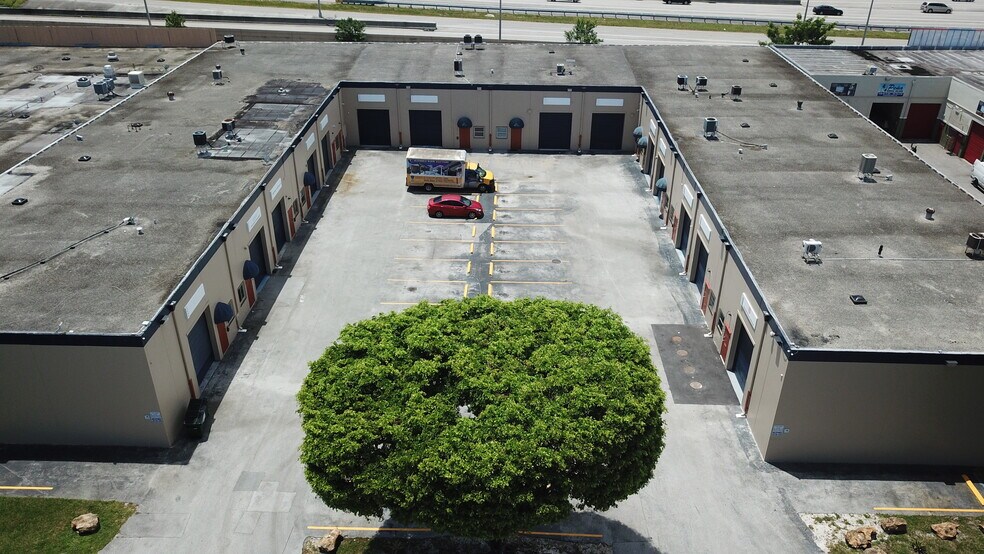 4834-4890 SW 75th Ave, Miami, FL à louer - Photo du bâtiment - Image 3 de 7