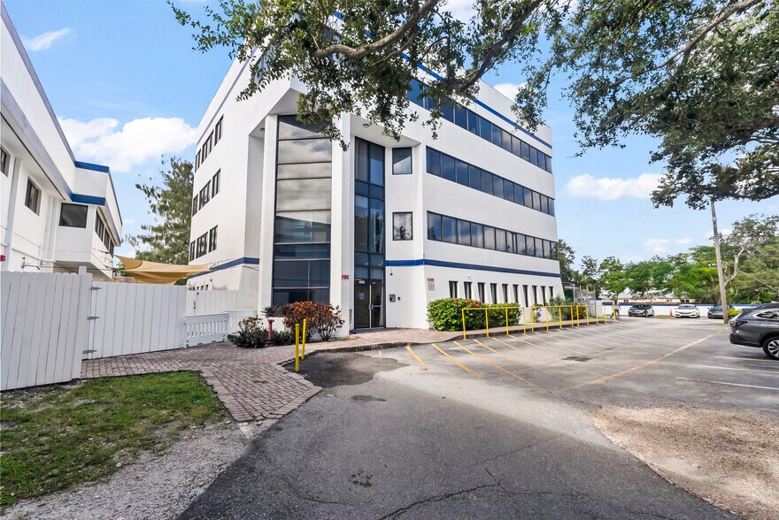 3201 Griffin Rd, Fort Lauderdale, FL à louer - Photo du bâtiment - Image 2 de 38