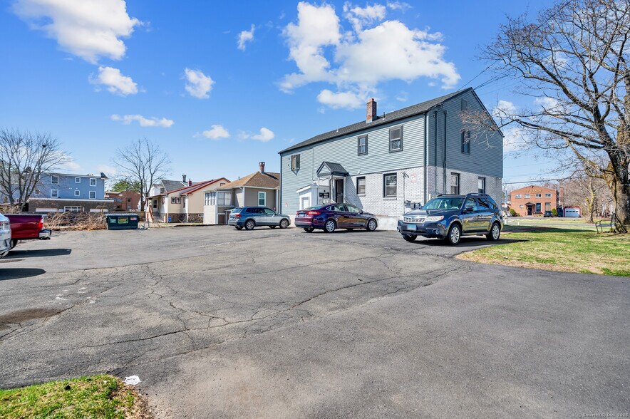 452 East St, Plainville, CT à vendre - Photo du bâtiment - Image 3 de 9