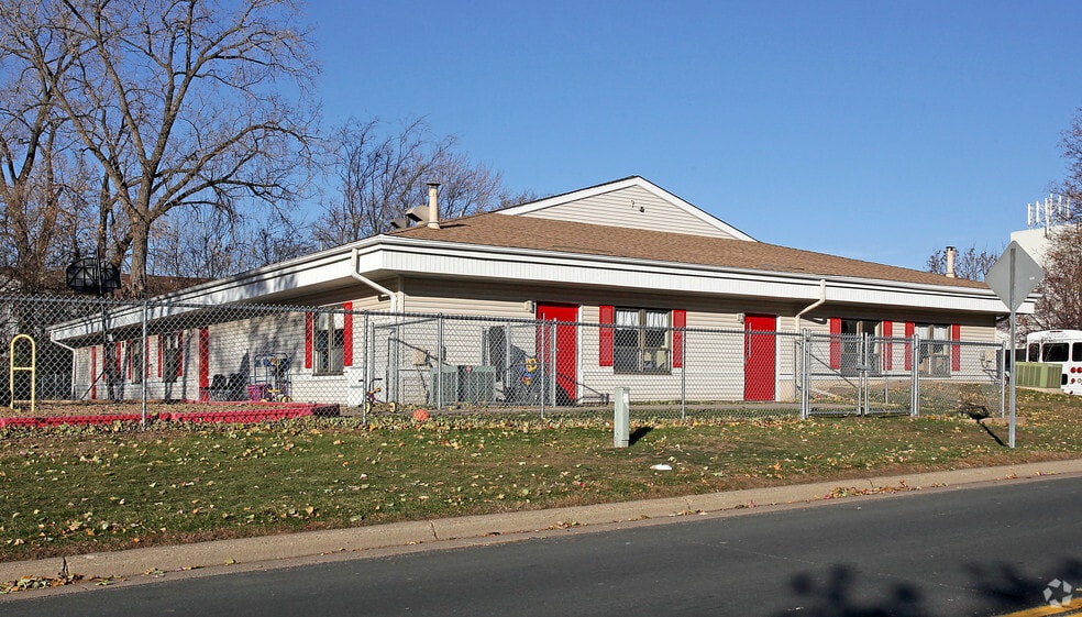 2036 County Road D E, Maplewood, MN à vendre - Photo principale - Image 3 de 3