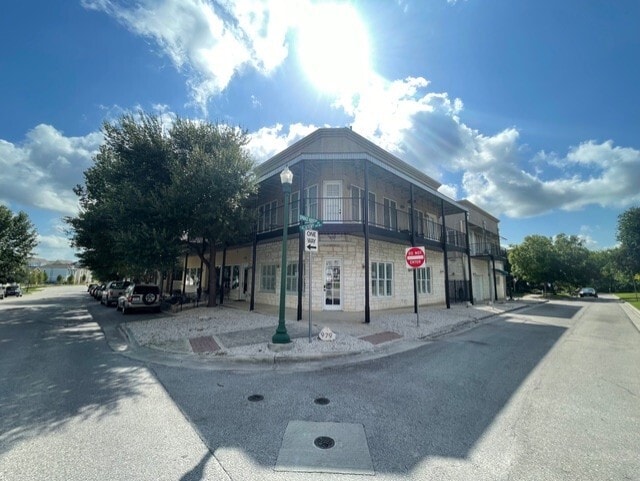 979 N Academy Ave, New Braunfels, TX for lease - Building Photo - Image 2 of 8