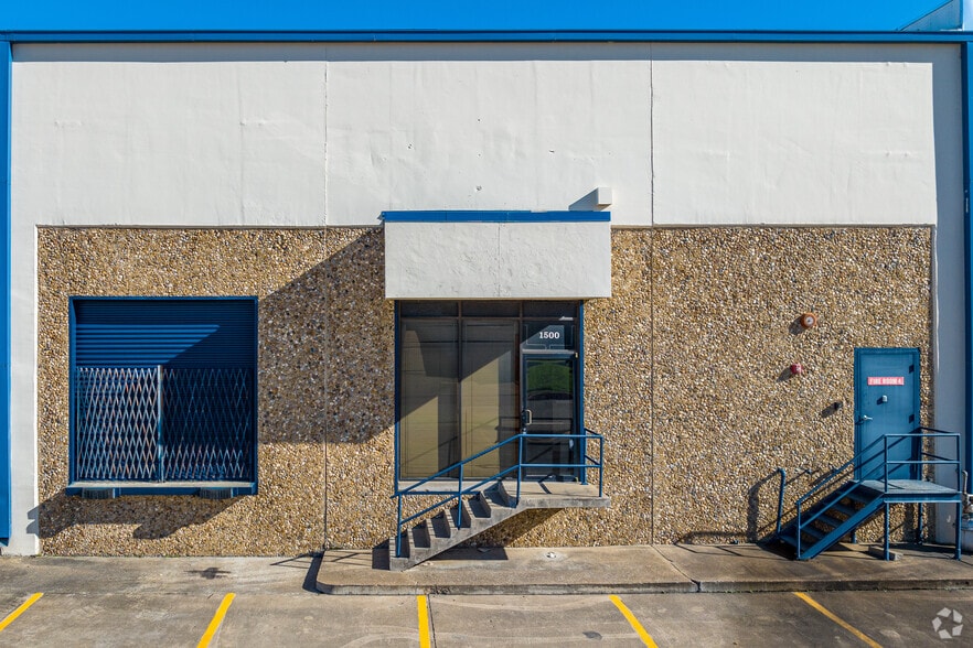 1400-1806 Vantage Dr, Carrollton, TX for lease - Building Photo - Image 3 of 4