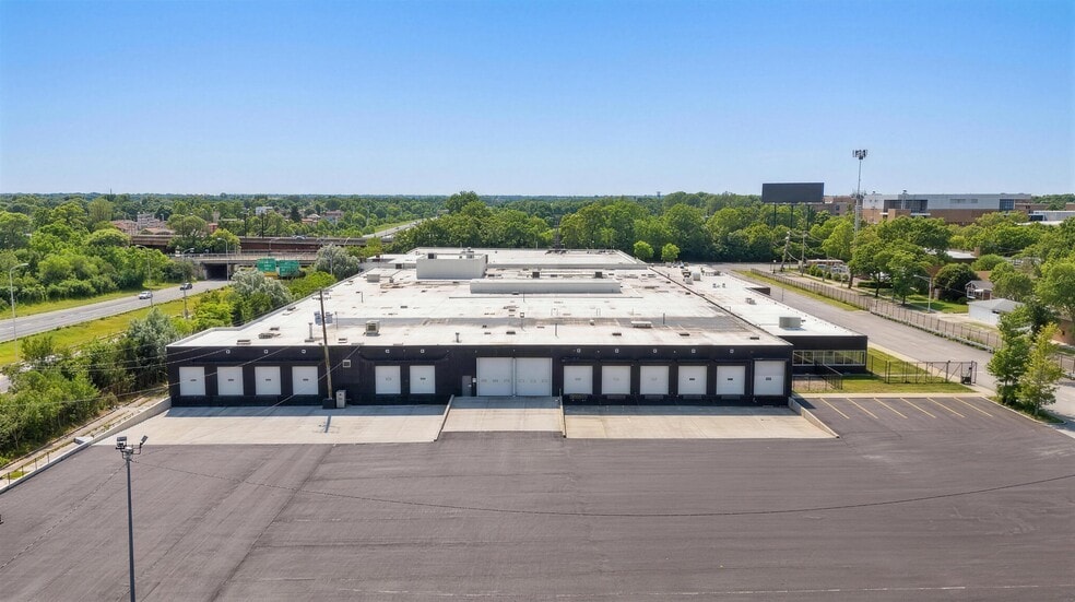 825 E 99th St, Chicago, IL for lease - Building Photo - Image 2 of 3