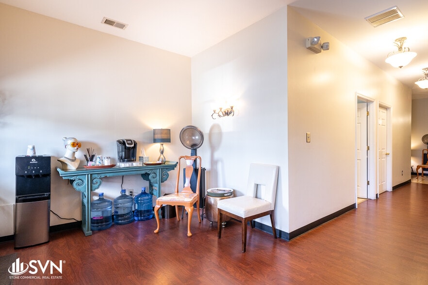 121 Malabu Dr, Lexington, KY for sale - Building Photo - Image 3 of 9