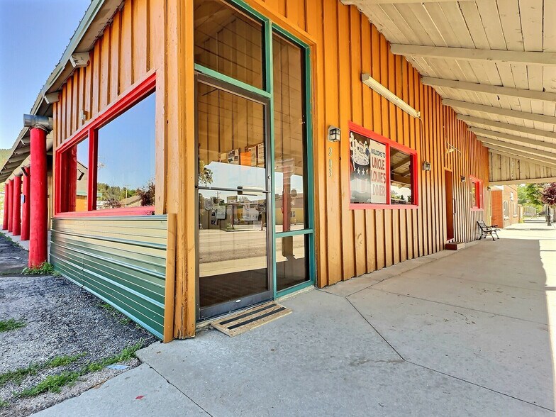 203 E Cleveland St, Sundance, WY à vendre - Photo du bâtiment - Image 2 de 35