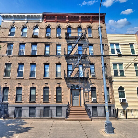 227 Kingsland Ave, Brooklyn, NY à vendre - Photo du bâtiment - Image 2 de 9