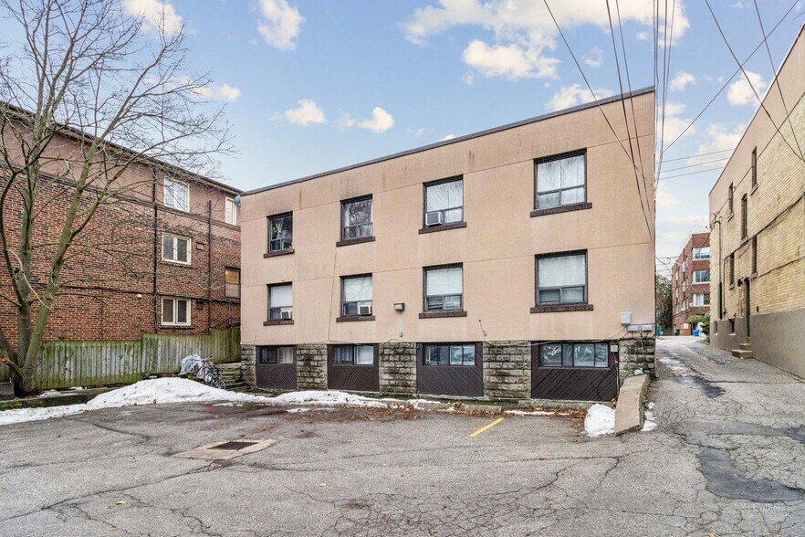 Bathurst Street Multifamily portefeuille de 2 propriétés à vendre sur LoopNet.ca - Photo du bâtiment - Image 3 de 6