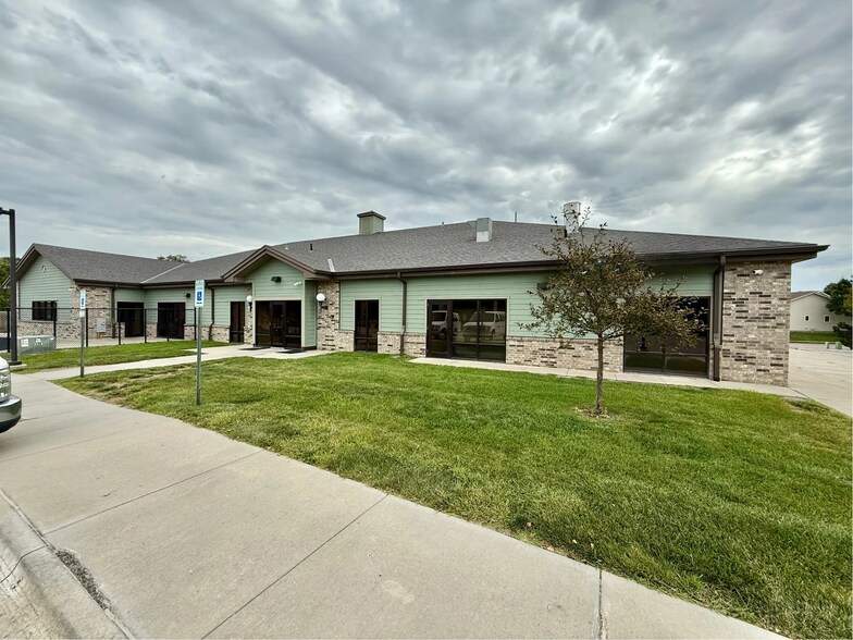 6704 S 167th St, Omaha, NE à vendre - Photo du bâtiment - Image 2 de 11
