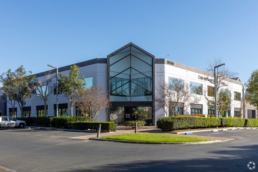 8550 Balboa Blvd, Northridge, CA for lease - Building Photo - Image 1 of 33