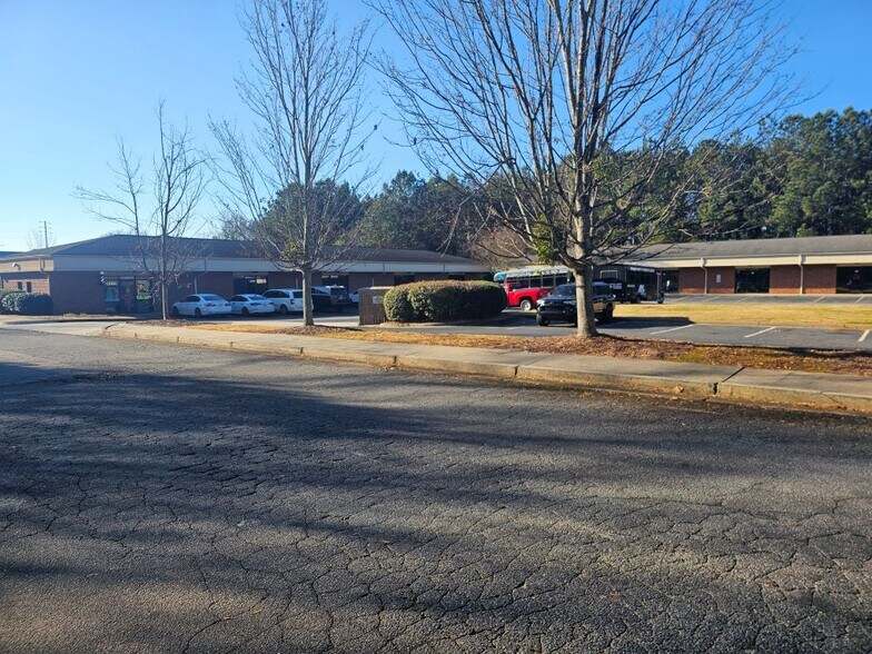 5509 Radford Rd, Flowery Branch, GA à vendre - Photo du bâtiment - Image 2 de 6
