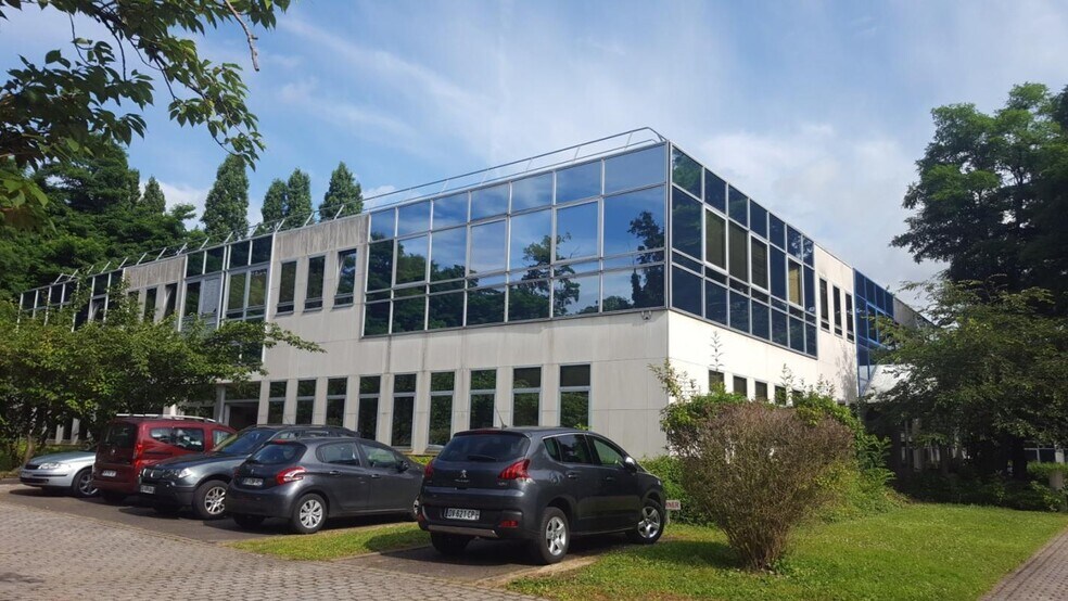 Office in Eragny for lease - Building Photo - Image 1 of 6